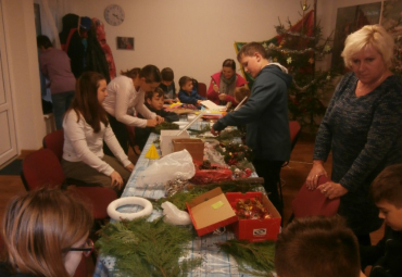 Vyráběli jsme adventní věnce a rozsvěceli stromek